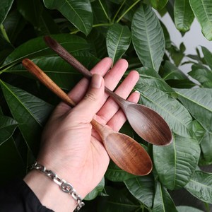 Cuillère en bois artisanale, finition rustique, lisse et polie, prise en main confortable, idéale pour la cuisine et le service des repas quotidiens - Product Image 2