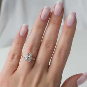 Anillo de Tres Piedras con Diamante Corte Esmeralda de 2.02CT Cultivado en Laboratorio con Oro Amarillo de 14k y Baguette Cónico Lateral, Regalo de Aniversario o Promesa - Product Image 3