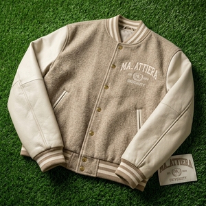 Chaqueta Beige Letterman para Hombre, Cuerpo de Forro Polar, Mangas de Cuero Crema, Chaqueta Bomber Bordada, Personalizada OEM ODM - Product Image 6