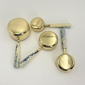 Tasses et cuillères doseuses en acier inoxydable de qualité supérieure, robustes et écologiques, finition PVD or avec manche en résine, compatibles lave-vaisselle - Product Image 5