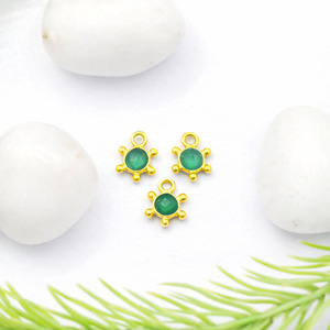 Amuleto de Ónix Verde Estilo Sol |   Colgante Redondo de Piedra Chapado en Oro |   Pequeño Dije de Joyería con Diseño de Estrella para Pendientes, Collares y Manualidades - Product Image 1