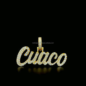 Design attrayant 2.49 TCW unisexe personnalisé glacé 925 argent jaune plaqué or nom cursif lettre Moissanite diamant pendentif - Product Image 1