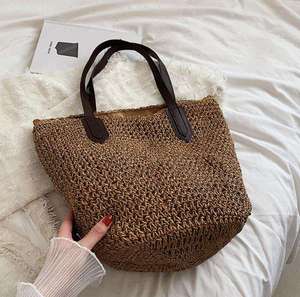 Optez pour une tenue décontractée avec ce sac en fil naturel tendance, doté d'une forme spacieuse et de bretelles confortables. - Product Image 3