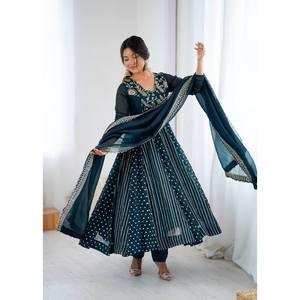 ชุดเดรส Anarkali ไซส์ XL ผ้าเรยอนปักลายประดับเลื่อมสำหรับงานแต่งงาน - Product Image 3