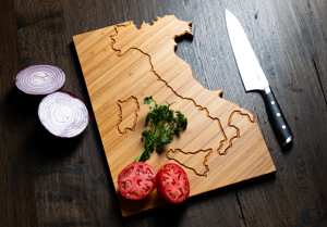 NUEVO MODELO, ÉXITO DE VENTAS, Tabla de Cortar de Madera de Acacia con Borde Natural, Tabla para Picar, Hecha en India - Product Image 2