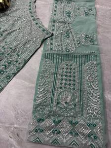 ชุดเลเฮนกาโชลีสีเขียวทะเลสำหรับเจ้าสาว งานปักหนัก ดีไซน์เนอร์ออกแบบ ชุดแต่งงานสำหรับผู้หญิง ชุดเลเฮนกาพร้อมผ้าคลุมไหล่สำหรับงานเลี้ยงต้อนรับ ชุดหรูหรา - Product Image 3