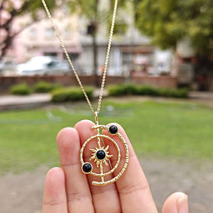 Collier pendentif système solaire en onyx noir minimaliste pour femme moderne, chaîne en laiton plaqué or 18 carats, collier statement. - Product Image 2