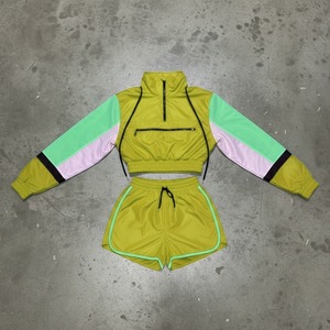 Conjunto de chándal de lujo para mujer: Chaqueta corta cortavientos de manga raglán con cremallera y pantalón. - Product Image 6