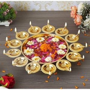 Lujoso Portavelas Dorado con Diyas y Cuenco Metálico Martillado, Cuenco Urli, Decoración para el Hogar, Portavelas Metálico, Decoración para Diwali - Product Image 4