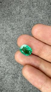 Émeraude naturelle zambienne certifiée GIA de 3,63 carats, taille coussin, pierre libre, Jai Narayan Gems, avec jeu de couleurs/effet de feu, pour bagues et pendentifs - Product Image 3