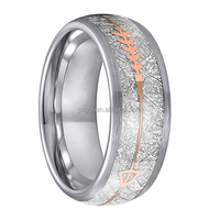 Bague en carbure de tungstène argenté avec texture météorite et incrustation flèche en or rose, alliance à bord brossé, bijoux totem en gros