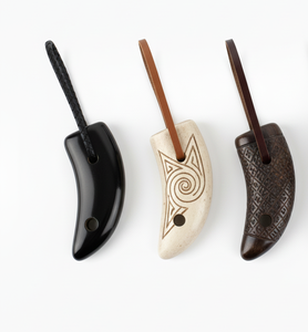 Handmade Eco-Friendly Polished <strong>Buffalo</strong> Horn Charms Natural Shape Carved Animal Theme Art Collectible Toggle Buttons Black <strong>Beige</strong> - Product Image 1