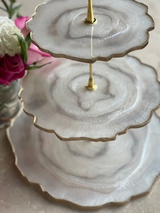 Support à gâteau élégant en résine, plateau de service rond pour boulangerie et usage domestique - Product Image 2