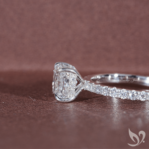 Anillo con Halo Oculto de Diamante Cultivado en Laboratorio con Corte Cojín de 2 Quilates Certificado por IGI |   Anillo de Oro Sólido de 10k con Acentos Solitarios - Product Image 2