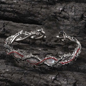 Brazalete Unisex Punk de Oro Sólido de 14K con Espinas de Rosa Plateadas, Diseño de Flor Esmaltada en Rojo, Diamantes y Piedras Preciosas Púrpuras - Product Image 4