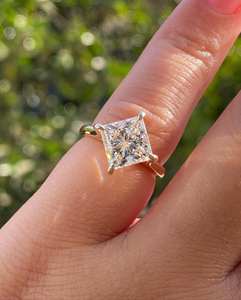 Anillo de Compromiso con Diamante Cultivado en Laboratorio de Corte Princesa Brillante de 2.0 Ct, Oro Amarillo de 14K, Joyería Clásica Solitaria, Regalo de Aniversario para Ella - Product Image 3