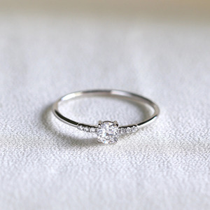 Bague de fiançailles de luxe en or 14 carats avec diamant rond pour femme - Product Image 3