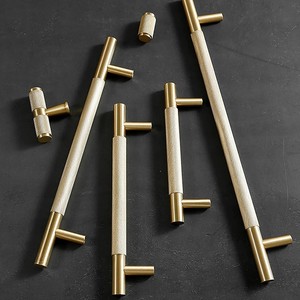 Las manijas de latón para puertas mejoran la durabilidad general de los sistemas de herrajes para puertas, reduciendo el ruido y la vibración durante el funcionamiento. - Product Image 2