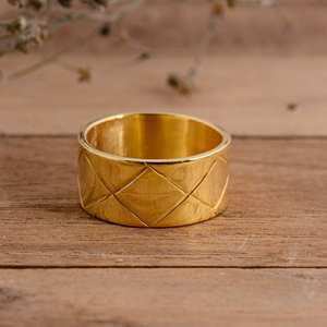 Bague unisexe épaisse en laiton plaqué or 14 carats, gravée géométriquement, faite à la main, pour cadeau d'anniversaire, vente en gros - Product Image 2