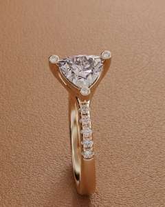 Anillo de Moissanita de 2 Quilates con Corte Trillón, Plata 925 Original con Baño de Oro, Estilo Único y Elegante, Joyería Clásica para Ella - Product Image 3