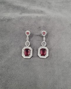 Boucles d'oreilles pendantes en pierre taille radiant avec halo, diamant américain de créateur, plaqué rhodium, vente en gros, élégantes et tendance, pour fiançailles - Product Image 2