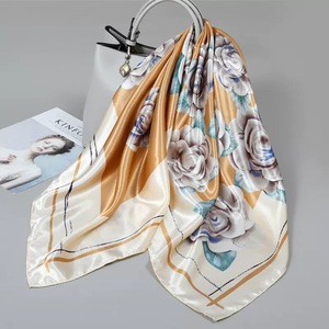 Nouveau style de luxe : Foulard en satin de soie à petit motif quadrillé, carré doux pour femme - Product Image 1