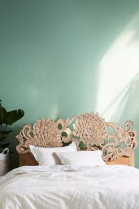 Base de Cama de Madera Maciza de Lujo Hecha a Mano con Tallado Floral de Girasol y Acabado Natural Envejecido - Product Image 3