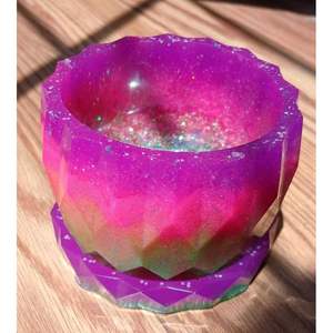 Vase en résine moderne pour accent décoratif de pièce - Product Image 1