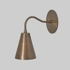 Applique murale moderne en laiton, forme de cône géométrique, design minimaliste, luminaire décoratif d'intérieur pour chambre à coucher - Product Image 4