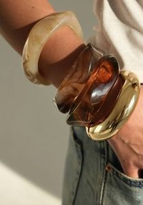Brazalete de Resina Hecho a Mano con Diseño Único y Moderno, Accesorio Premium de Resina - Product Image 2