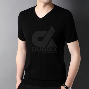 T-shirt tricoté à manches courtes et col en V pour homme Dubbix avec imprimé lettres sur le devant, style décontracté, coupe classique, noir 2026 - Product Image 1