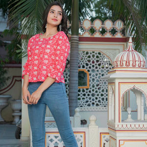 Haut rose en coton à imprimé floral pour femme, coupe classique, avec manches bouffantes à trois couches et col carré, style décontracté mondial - Product Image 1