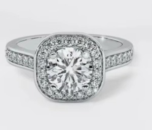 Anillo de Halo con Moissanita de Corte Cojín en Plata de Ley 925 |   Elegante Joyería para Mujer para Boda, Compromiso y Aniversario - Product Image 1