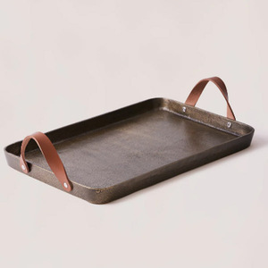 Bandeja metálica Umbra con asas de cuero - Product Image 1