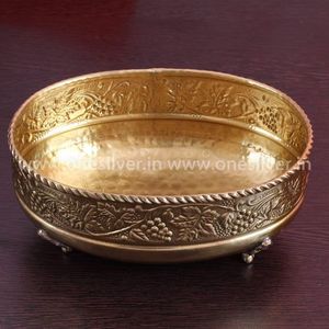 Bol décoratif traditionnel en laiton Urli avec poignées en forme de paon, bol Urli en laiton artisanal avec paons sculptés - Product Image 2