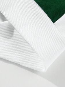 Conjunto deportivo de dos piezas para hombre, con sudadera de cuello alto con cremallera, paneles laterales blancos y verdes, y pantalones de chándal. - Product Image 4