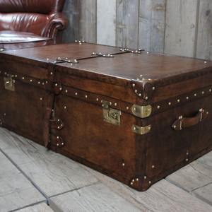 Table basse vintage en bois de manguier, coffre de rangement en cuir buff, clouté laiton, fait main, mobilier de salon - Product Image 2