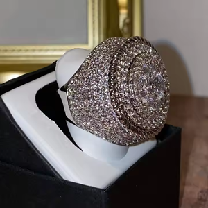 Anillo de Campeonato de Lujo con Halo Redondo y Diamantes Incrustados - Product Image 2