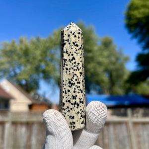 Obélisque en jaspe dalmatien naturel poli, tour de cristal, pierre de guérison pour la méditation et l'énergie, décoration d'intérieur. - Product Image 4