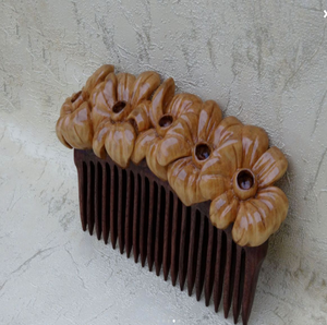 Peine de madera curvado adornado con ilustraciones grabadas de rosas y hojas a lo largo del peine, disponible a precios de mayorista. - Product Image 6