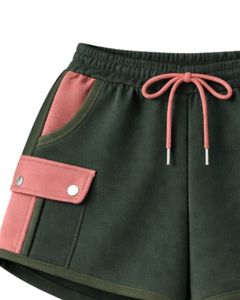 Ensemble décontracté deux pièces pour femme : crop top zippé à capuche et short cargo, coloris vert foncé et rose poudré, vente en gros - Product Image 3