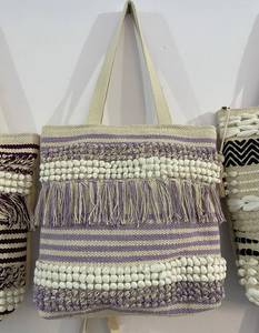 Sac fourre-tout bohème tissé à la main en gros |   Sac à bandoulière en coton avec pompons et franges |   Sac de plage en macramé rayé - Product Image 2