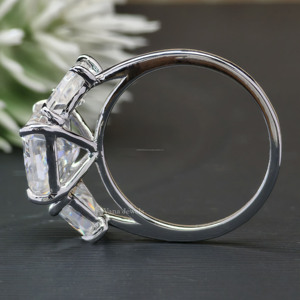 Impresionante anillo de compromiso de tres piedras de moissanita de corte radiante con piedra lateral trapezoidal, regalo de boda u ocasión de oro blanco de 18 quilates - Product Image 5