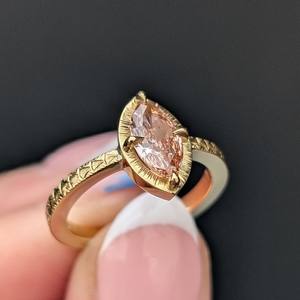 แหวนหมั้นเพชรชมพูทรงมาร์คีส์ 1 กะรัต เพาะเลี้ยงในห้องปฏิบัติการ ได้รับการรับรองจาก IGI  แกะสลักด้วยมือ ชุบทอง 14K สำหรับผู้หญิง เหมาะสำหรับวันครบรอบ - Product Image 5