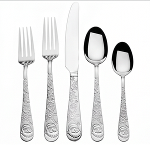 Juego de cubiertos plateados con diseño de Papá Noel, 5 piezas (tenedor, cuchara, cuchillo), aptos para lavavajillas, para uso en fiestas. - Product Image 1