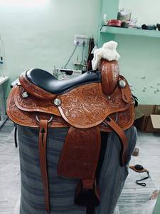 Selle Western en Cuir Faite Main STAR HOMETEX Personnalisée avec Arche en Bois, Siège Rembourré Noir et Motifs Floraux Intricats Gravés à la Main - Product Image 2