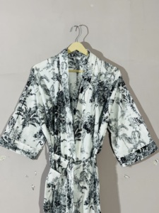 Kimono de algodón con estampado Floral blanco y negro para mujer, albornoz ligero hecho a mano con cinturón - Product Image 1