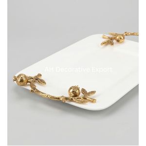 Bandeja rectangular de metal blanca con asas de ramas de granada plateadas para uso decorativo en mesa - Product Image 2