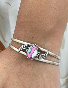 Anillo de compromiso solitario ovalado East West con un diamante amarillo de fantasía de 1+ quilates cultivado en laboratorio en oro amarillo de 18 quilates - Product Image 3