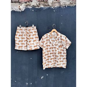 Conjunto de camisa de manga corta y pantalones cortos con estampado de tigre para mujer, ropa informal de primavera y verano, corte regular, cuello vuelto, tejido - Product Image 1